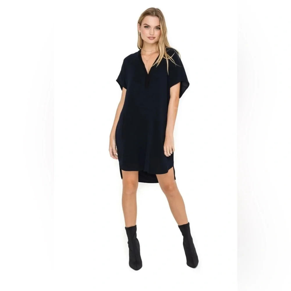 ASTR The Label Crepe V Neck Shift Dress Women's Size Small Navy Black ALD41497